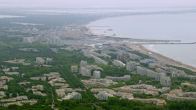 法国朗格多克鲁西永的卡纳普莱奇海滨城市鸟瞰图视频素材