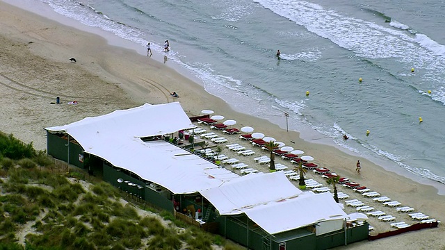 酒店鸟瞰图在卡农Plage /朗格多克鲁西永，法国海滩视频素材