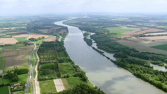 法国朗格多克鲁西永Aigues Mortes市的河流鸟瞰图视频素材