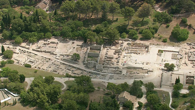 法国，St Remy De Provence / Provence Alpes Cote D'Azur的WS空中ZI视图视频素材