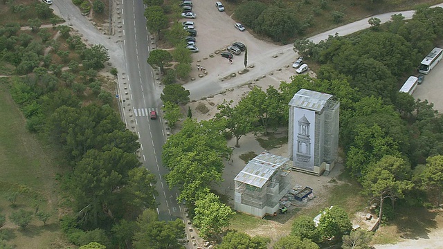 在法国的蓝色海岸，在被树木包围的道路上行驶的汽车上空拍摄视频素材