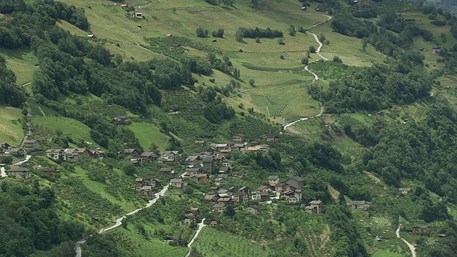 WS AERIAL ZI拍摄于瑞士Nendaz / Valais村视频素材