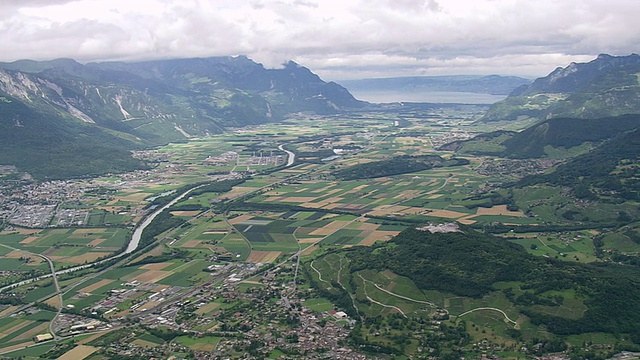 瑞士瓦莱市的城市和农田全景图视频素材