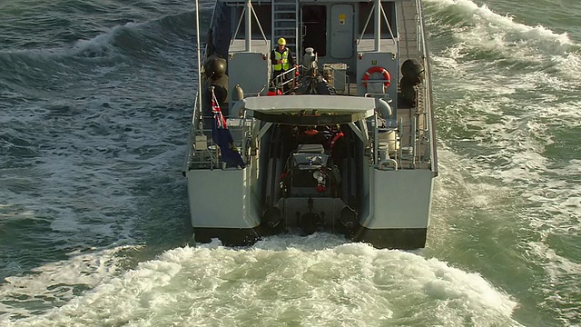 海岸警卫队离开海关巡逻艇准备救援，法国萨福克视频素材