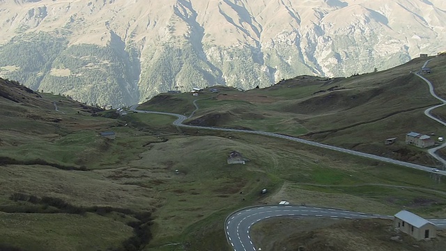 WS航拍的绳索路山路/皮埃蒙特，法国视频素材