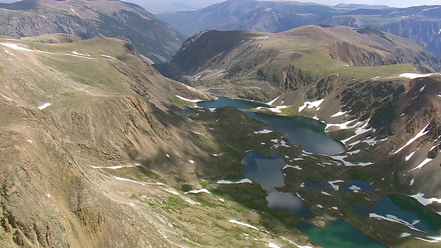 美国蒙大拿花岗岩峰山区山谷湖泊的WS航拍照片视频素材