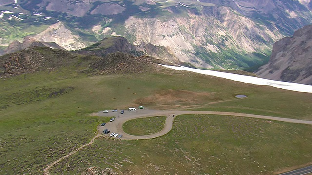 美国蒙大拿州山区，游客在熊垭口享受美景视频素材