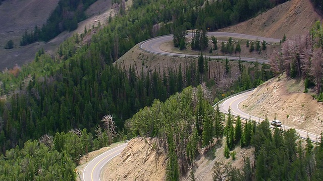 美国蒙大拿Beartooth高速公路上行驶的汽车航拍视频素材