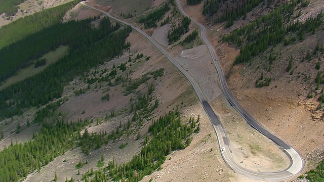 美国蒙大拿Beartooth高速公路上行驶的汽车视频素材