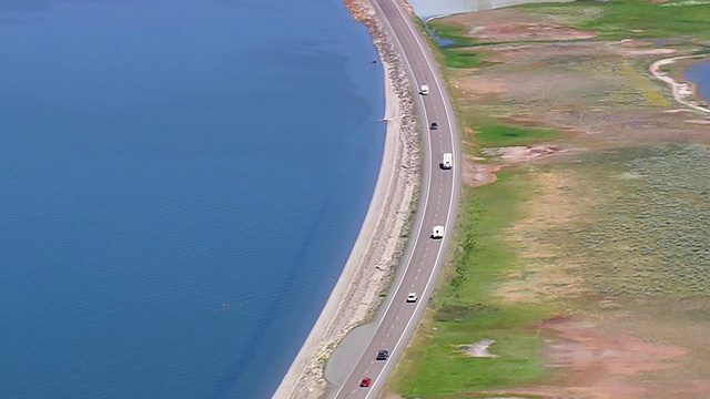 美国怀俄明州，黄石湖旁道路上行驶的汽车鸟瞰图视频素材