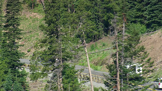 美国怀俄明州黄石国家公园公路上行驶的汽车的MS AERIAL Shot视频素材