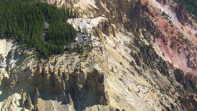 WS AERIAL ZI在山间和流水上的停车场视图/怀俄明州，美国视频素材