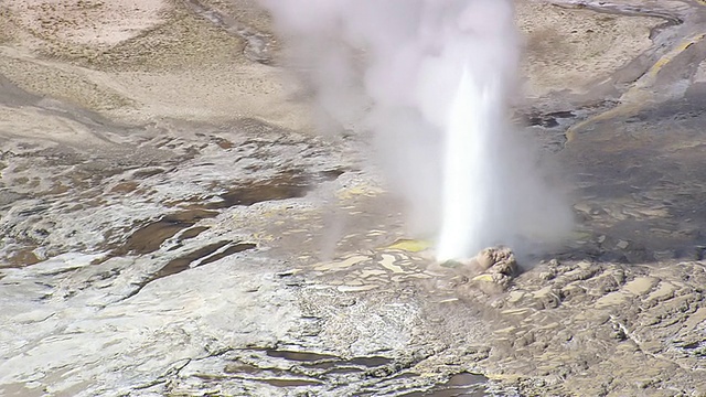 美国怀俄明州翡翠池热水喷泉的空中拍摄视频素材