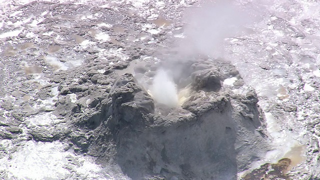 美国怀俄明州石窟间歇泉的空中拍摄视频素材