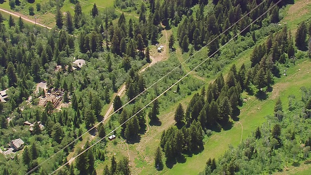 美国怀俄明州绳索路的WS AERIAL ZO拍摄视频素材