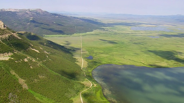 WS AERIAL PAN View of lake with landscape and mountains /蒙大拿，美国视频素材