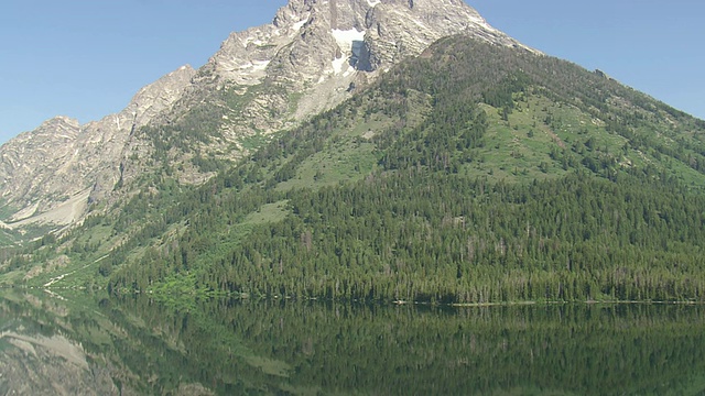 美国怀俄明州冰川山的捕兽湖和熊掌湖视频素材