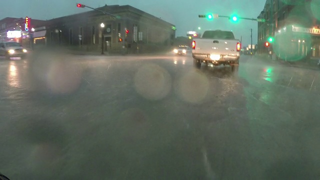 道路急洪、暴雨-汽车POV视频素材