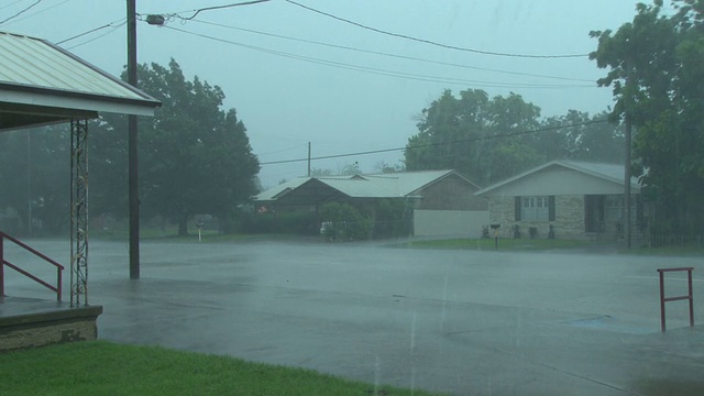 雷暴期间的狂风暴雨视频素材