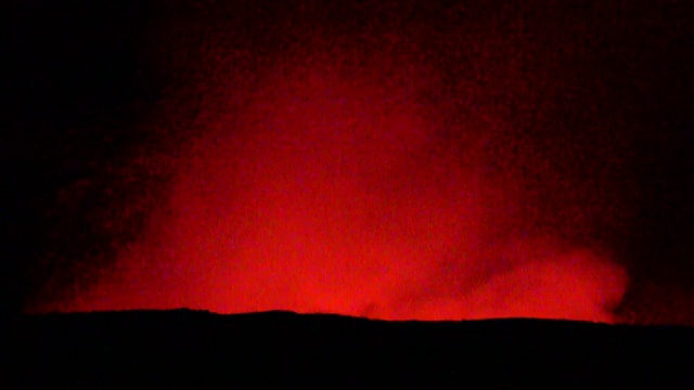 基拉韦厄火山喷气孔在晚上。视频素材