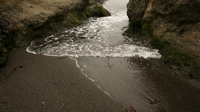 在一个多云的日子里，太平洋的海岸线离门多西诺海岸不远。视频素材