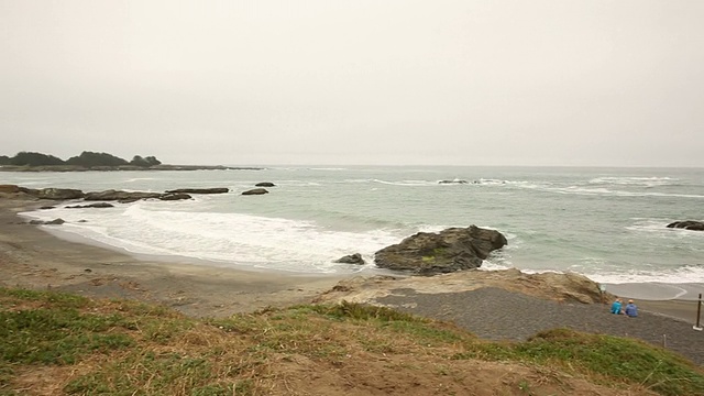 北加州的海岸线，阴天，海浪拍打着岩石。视频素材