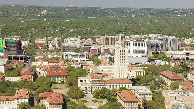 MS AERIAL ZO时钟在德克萨斯大学塔和返回显示校园/奥斯汀，德克萨斯州，美国视频素材