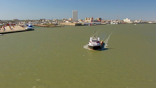 MS AERIAL LA水到港口航道和城市沿海湾海岸与船/加尔维斯顿，德克萨斯州，美国视频素材