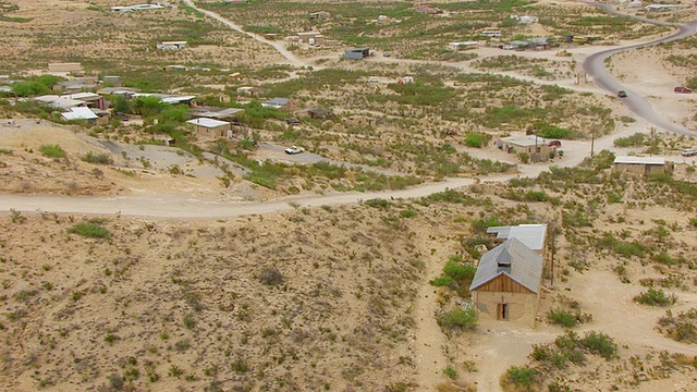 美国德克萨斯州，奇瓦瓦沙漠，建筑和城镇外部的CU AERIAL ZO天主教十字架视频素材