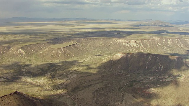 美国德克萨斯州奇瓦瓦沙漠大本德地区灰色天空下的WS AERIAL PAN景观视频素材