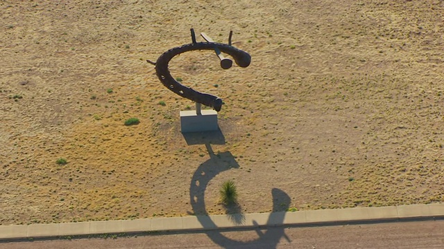 MS AERIAL TS ZO马蹄雕像，Claes Oldenburg和Coosje van Bruggen / Marfa，德克萨斯州，美国视频素材