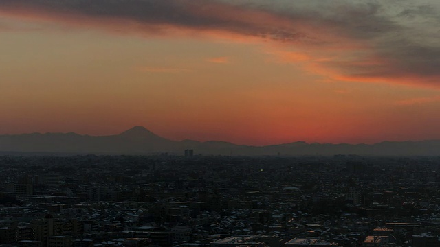 T / L,太。黄昏时分的富士和城市。视频素材