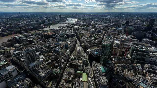 伦敦:在一个阳光和阴天，从Cheesegrater屋顶拍摄的伦敦城视频素材