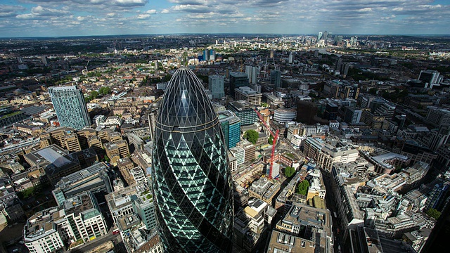 伦敦:在一个阳光和阴天，从Cheesegrater屋顶拍摄的伦敦城视频素材