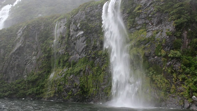 新西兰Milford Sound / Te Anau的CU TD镜头视频素材