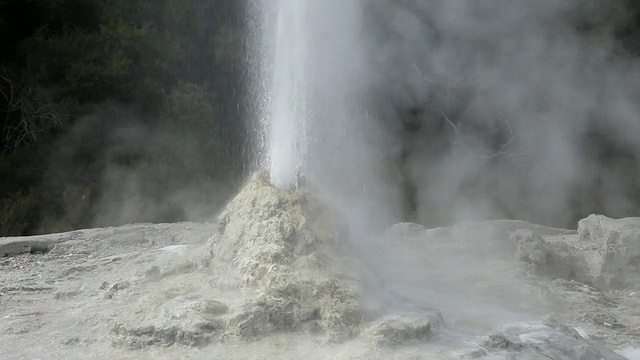 CU Shot of Rotorua喷泉/ Rotorua，新西兰视频素材