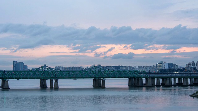 日落时分的汉江cheolgyo(铁路大桥)/韩国首尔视频素材