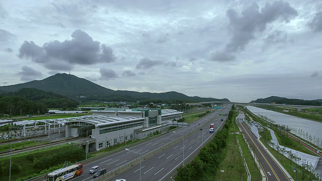 韩国仁川高速公路交通的WS T/L视图视频素材