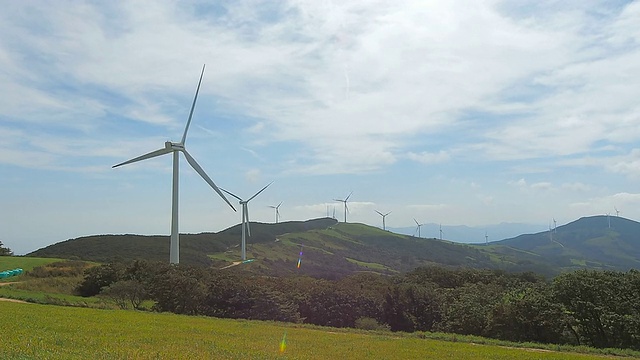 韩国江原道平昌大墙岭(旅游景点)的风力涡轮机视频素材