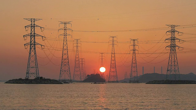 WS T/L观电塔和太阳沉入地平线/仁川，韩国视频素材