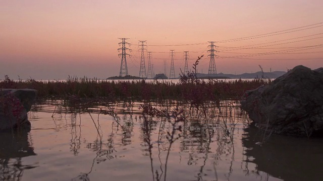 WS T/L POV电力塔和太阳下沉地平线/仁川，韩国视频素材