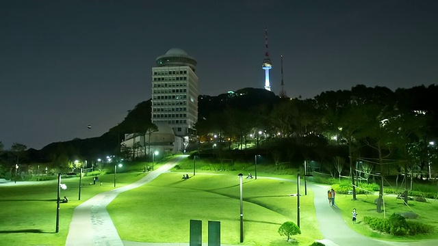 韩国首尔，人们在南山的白边广场和北首尔塔散步视频素材