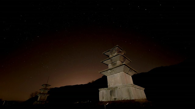 WS T/L gamunsa Temple(韩国国宝112)的石塔和夜空中的星星/庆州，庆尚北道，韩国视频素材