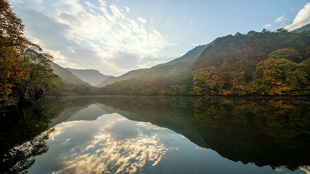 WS T/L三山寺(水库)秋季景观和水中天空/清城，庆尚北道，韩国视频素材