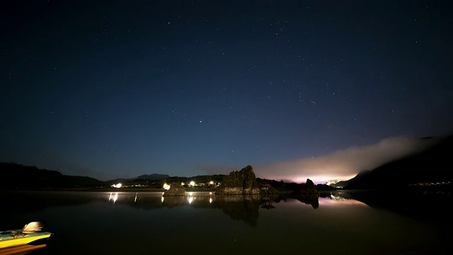 WS T/L Dodamsambong(三个山顶被称为景点)和星星在夜晚/丹阳，忠清北做，韩国视频素材