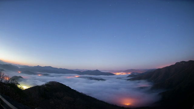 从晚上到日出的玉贞湖山脉和云海景观/全拉岛，韩国视频素材