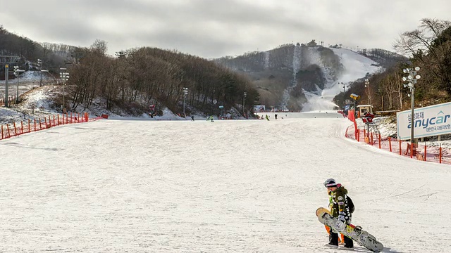 人们喜欢的冬季运动包括滑雪和滑雪坡上的滑雪板(2018年冬季奥运会的举办地)/韩国江原道平昌视频素材