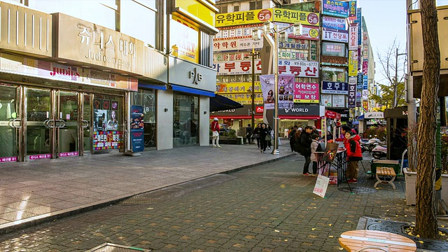 路过Seomyeon街(釜山著名的地方)/釜山，庆尚南道，韩国视频素材