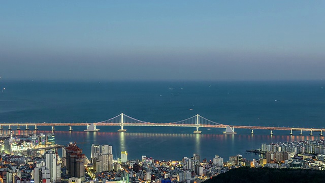 WS T/L haeundae(受欢迎的旅游目的地)与Gwangan桥从山顶上看日落/釜山，庆sangnam do，韩国视频素材