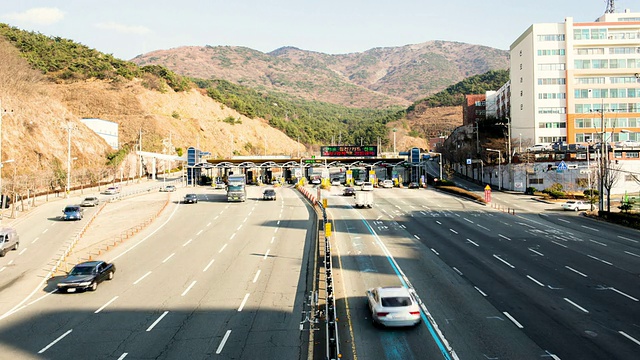 韩国釜山隧道的收费亭和许多通过收费亭的车辆视频素材